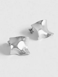Quadratische Ohrstecker in Flüssigmetalloptik