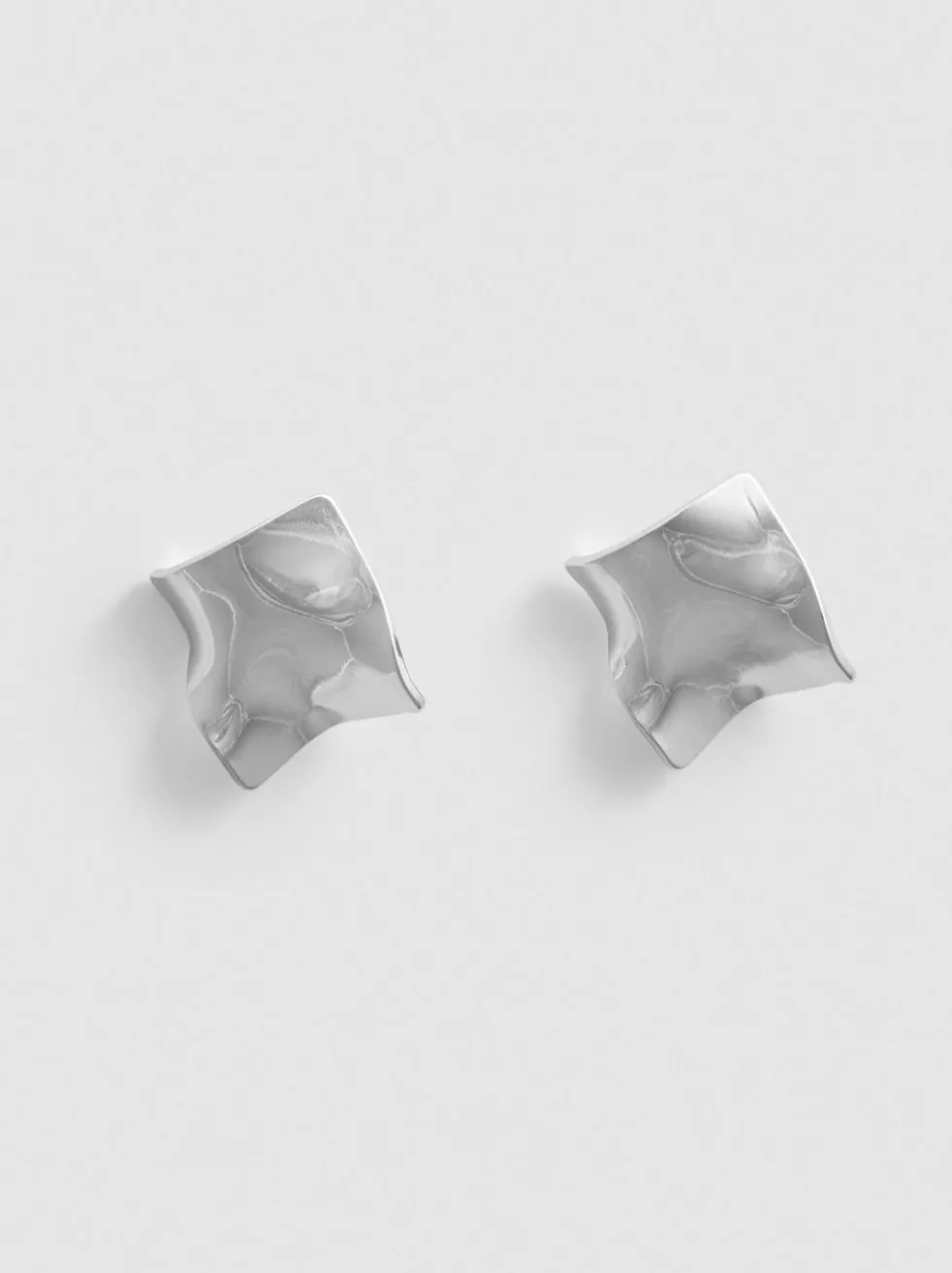 Quadratische Ohrstecker in Flüssigmetalloptik