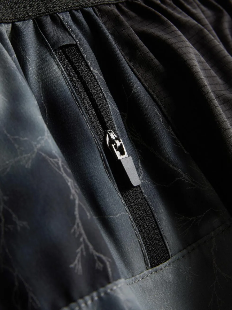 Reflektierende Laufshorts mit Print