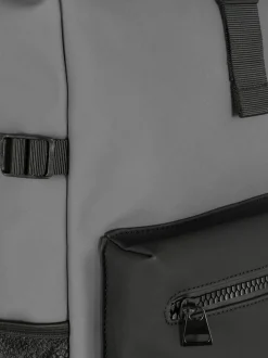 Rucksack mit eingerollter Öffnung