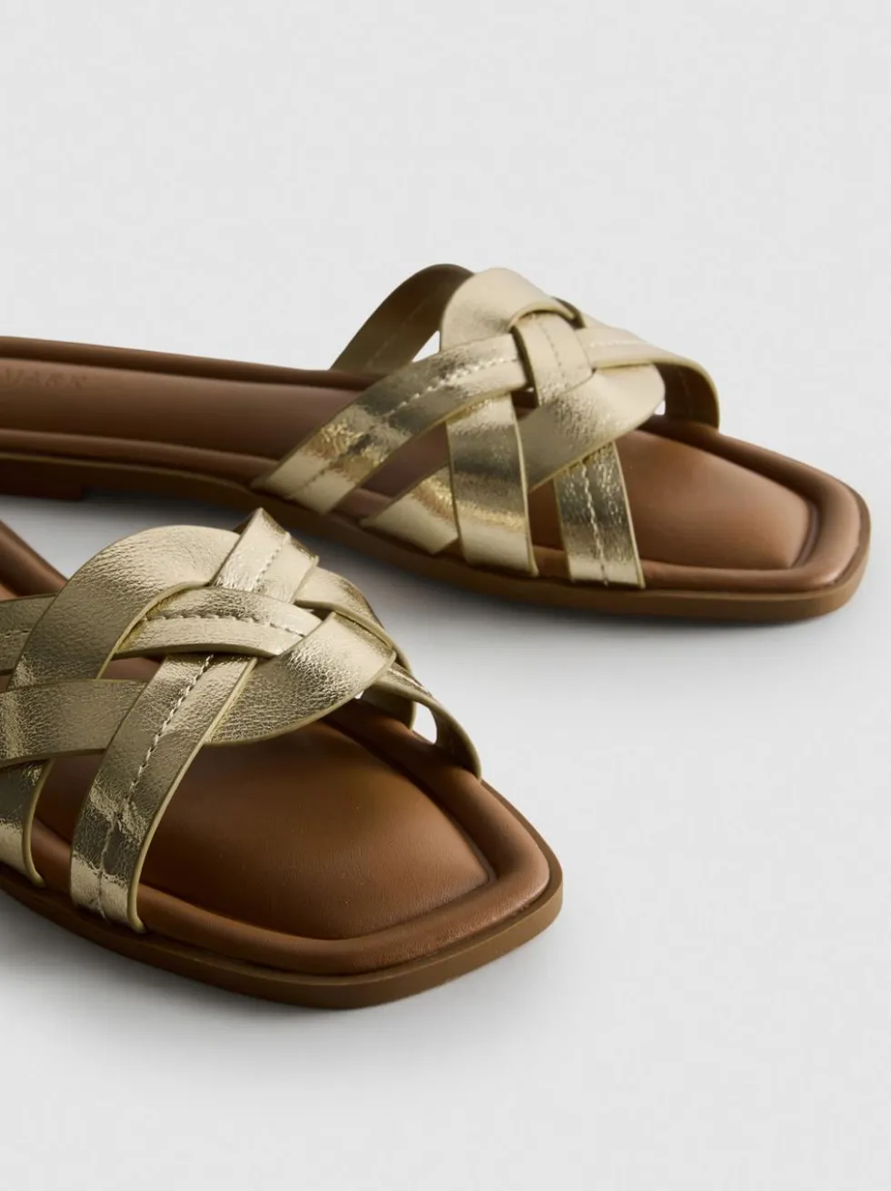 Sandalen aus Kunstleder mit überkreuzten Riemen