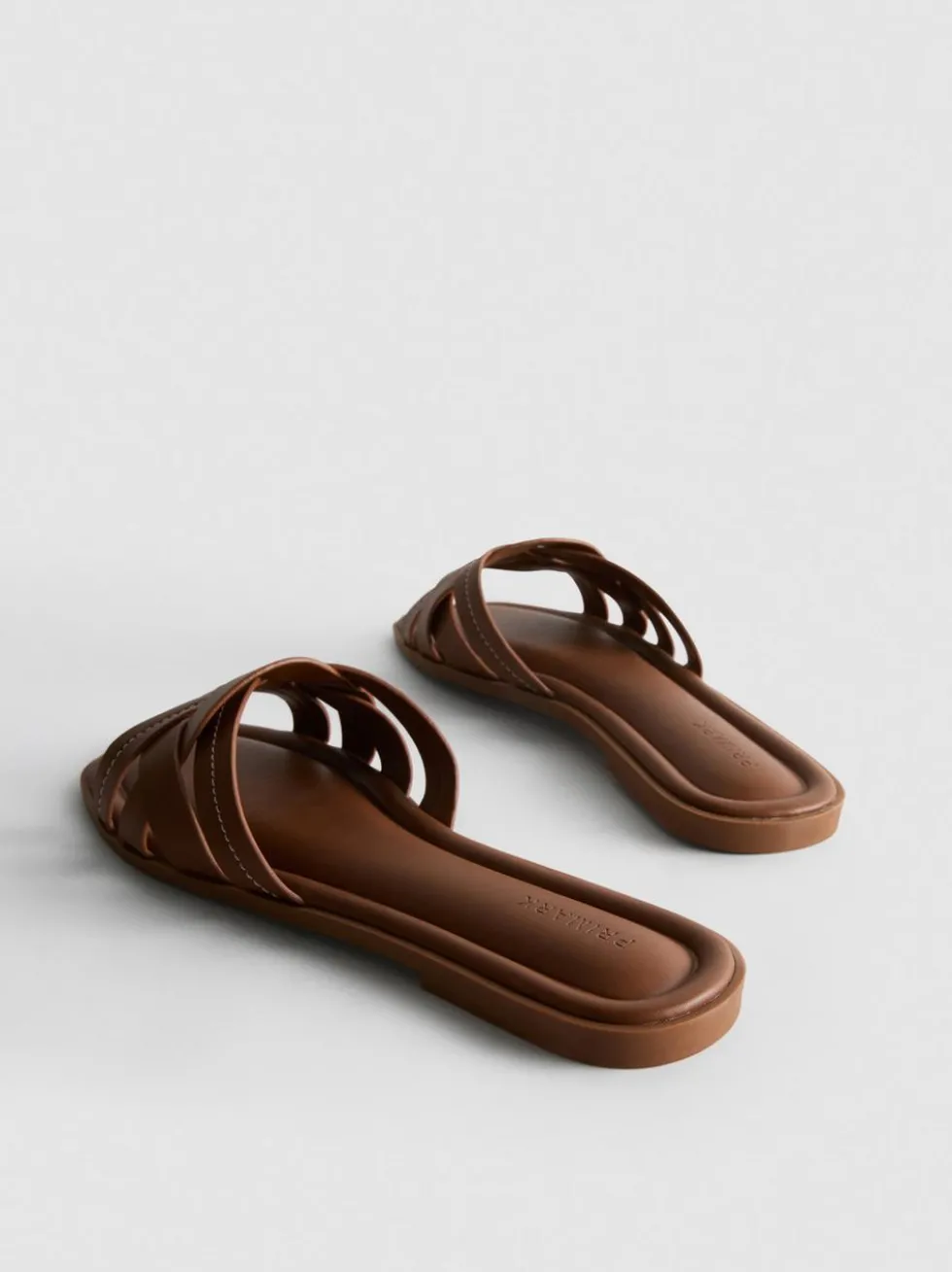 Sandalen aus Kunstleder mit überkreuzten Riemen