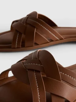 Sandalen aus Kunstleder mit überkreuzten Riemen