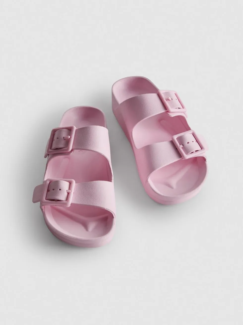 Sandalen mit Schnallenriemen und dicker Sohle