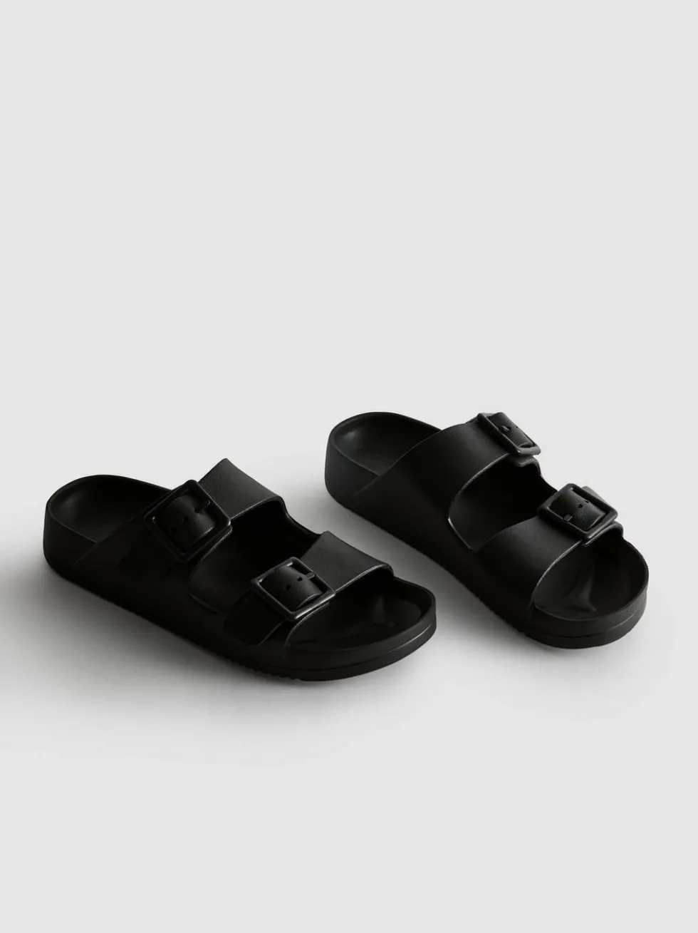 Sandalen mit Schnallenriemen und dicker Sohle