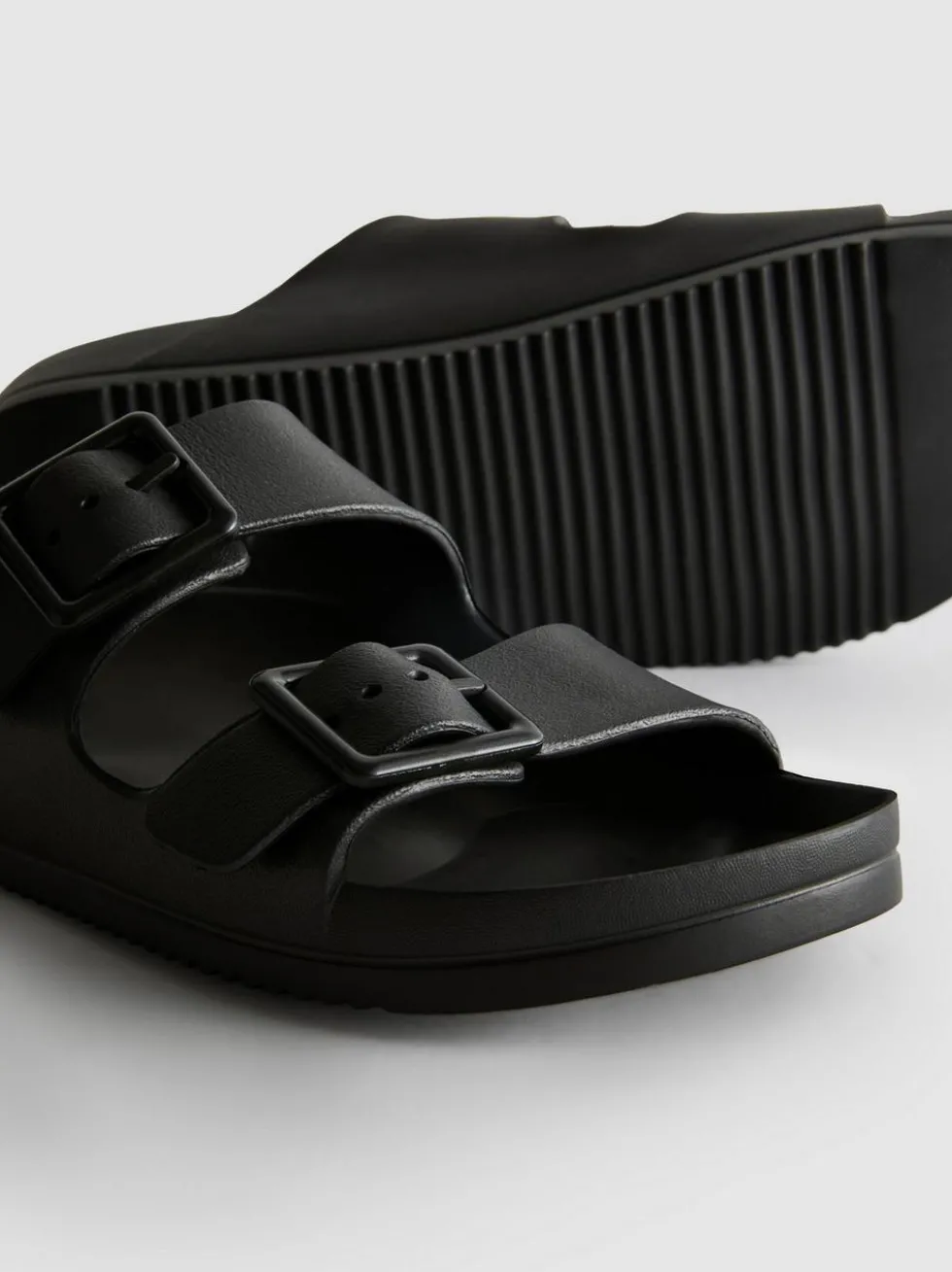 Sandalen mit Schnallenriemen und dicker Sohle