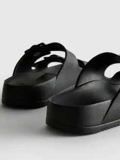 Sandalen mit Schnallenriemen und dicker Sohle