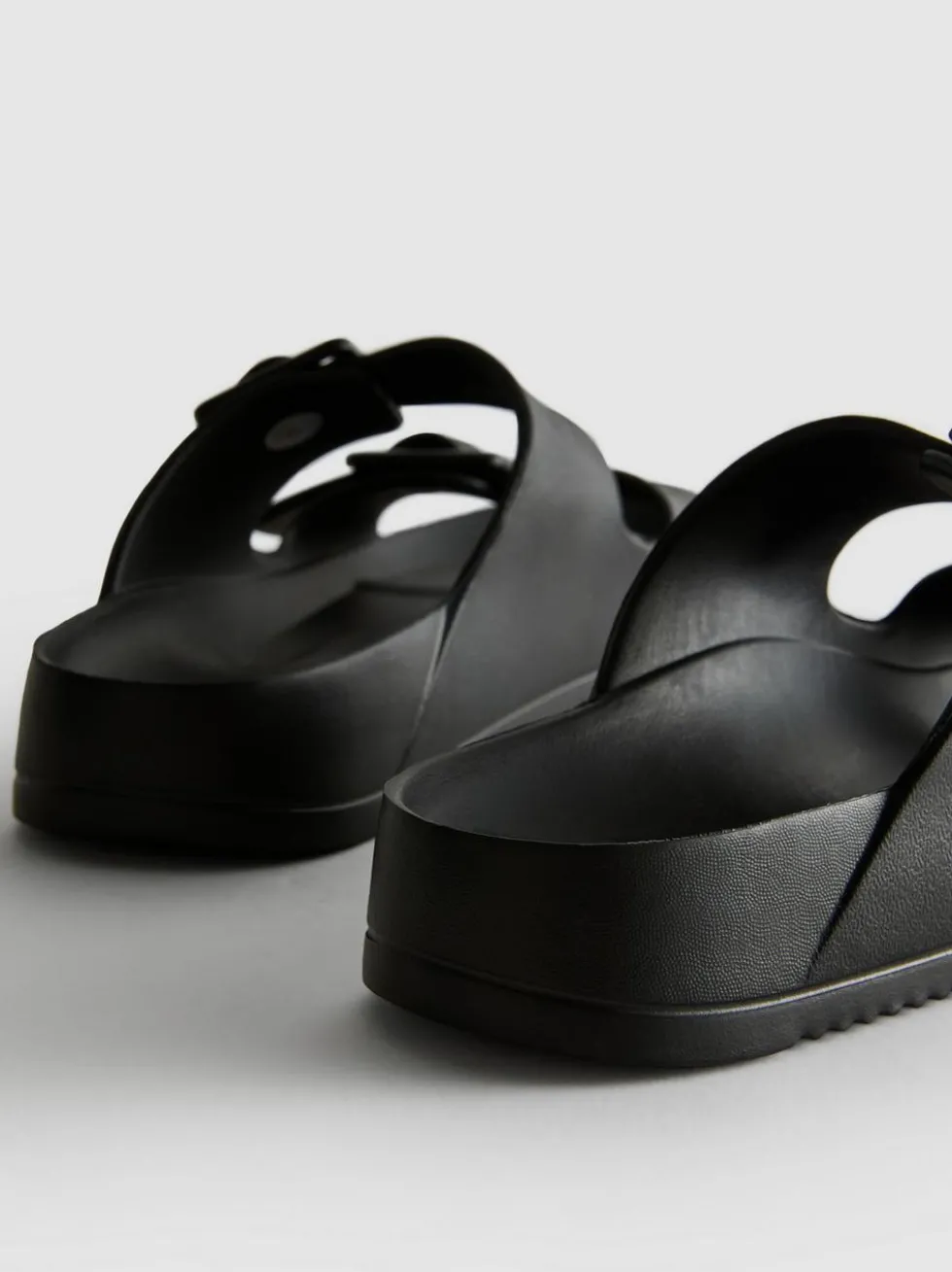 Sandalen mit Schnallenriemen und dicker Sohle