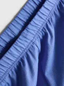 Schlafanzug aus T-Shirt und Shorts