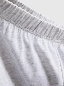 Schlafanzug aus T-Shirt und Shorts
