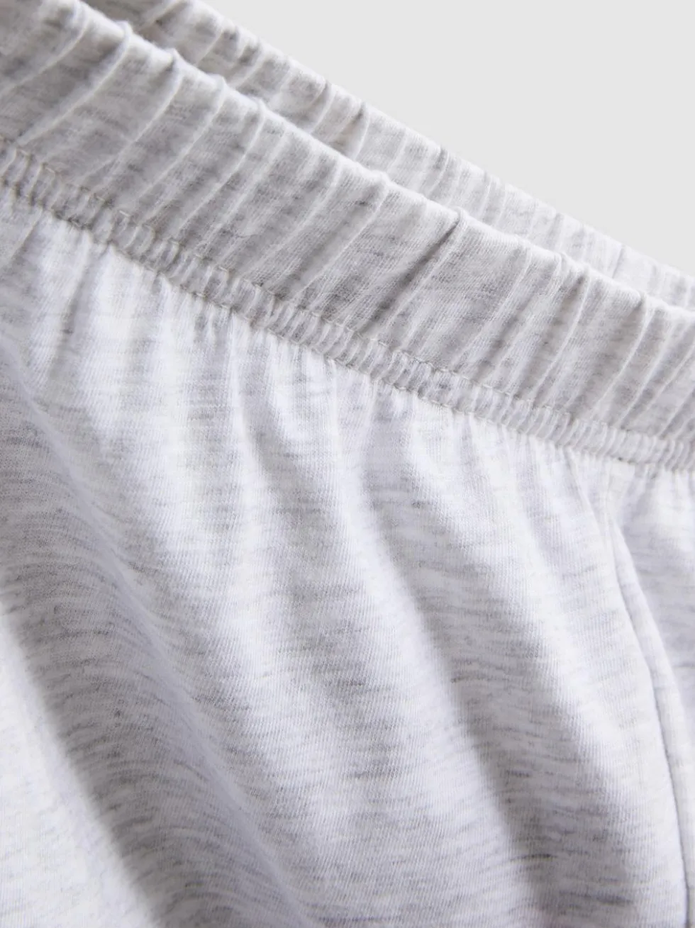 Schlafanzug aus T-Shirt und Shorts