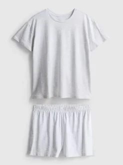 Schlafanzug aus T-Shirt und Shorts