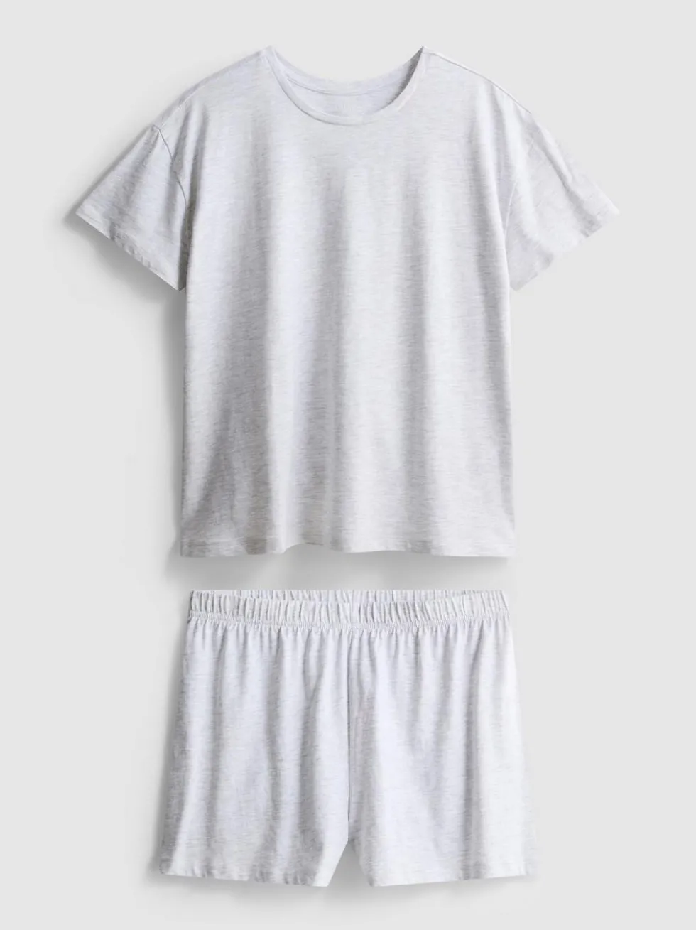 Schlafanzug aus T-Shirt und Shorts