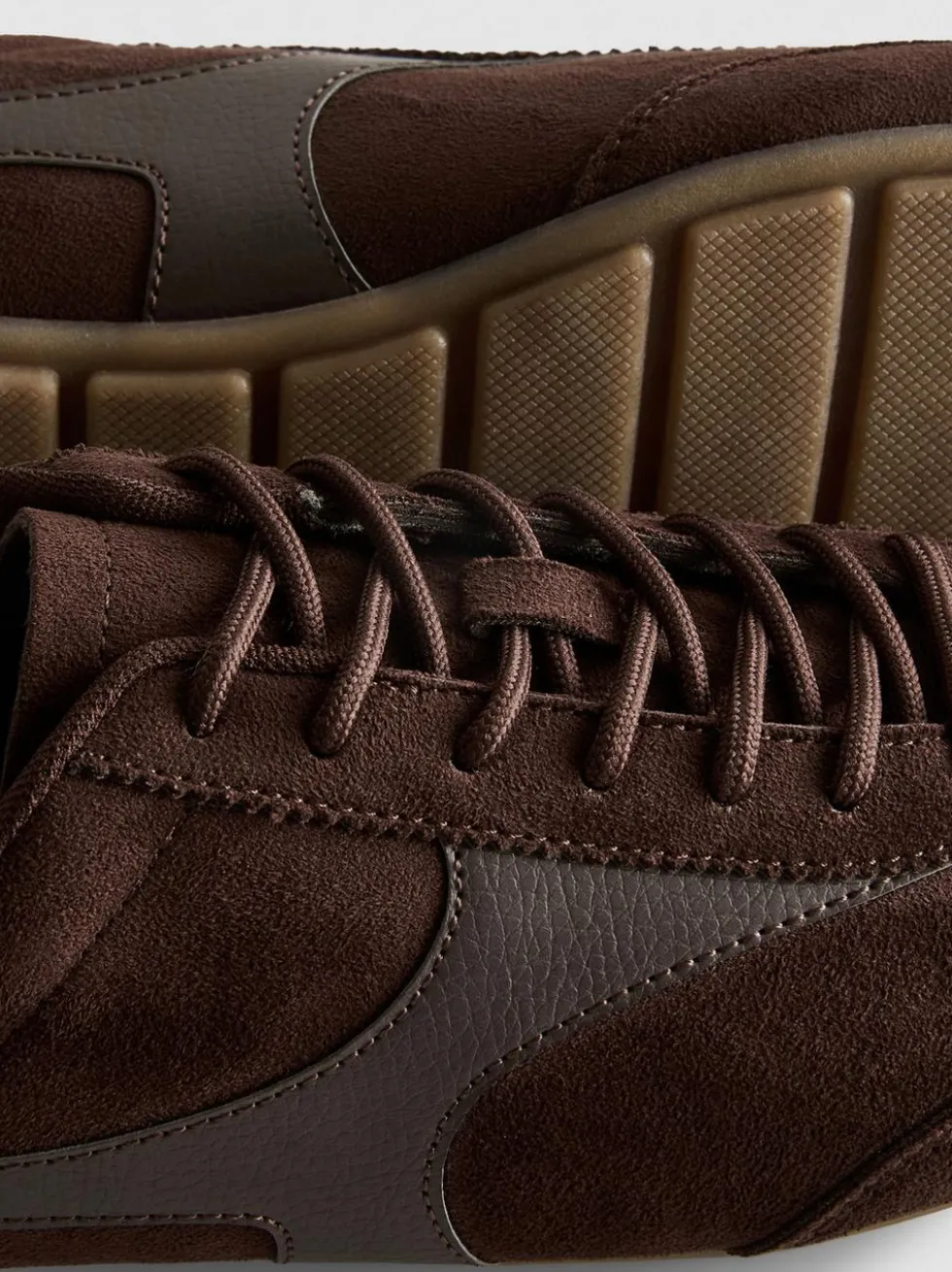 Schmale „By Coleen“ Low-Top-Sneaker in Wildleder-Optik