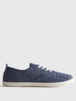 Schnürsneaker mit Lochstickerei