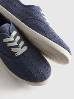 Schnürsneaker mit Lochstickerei