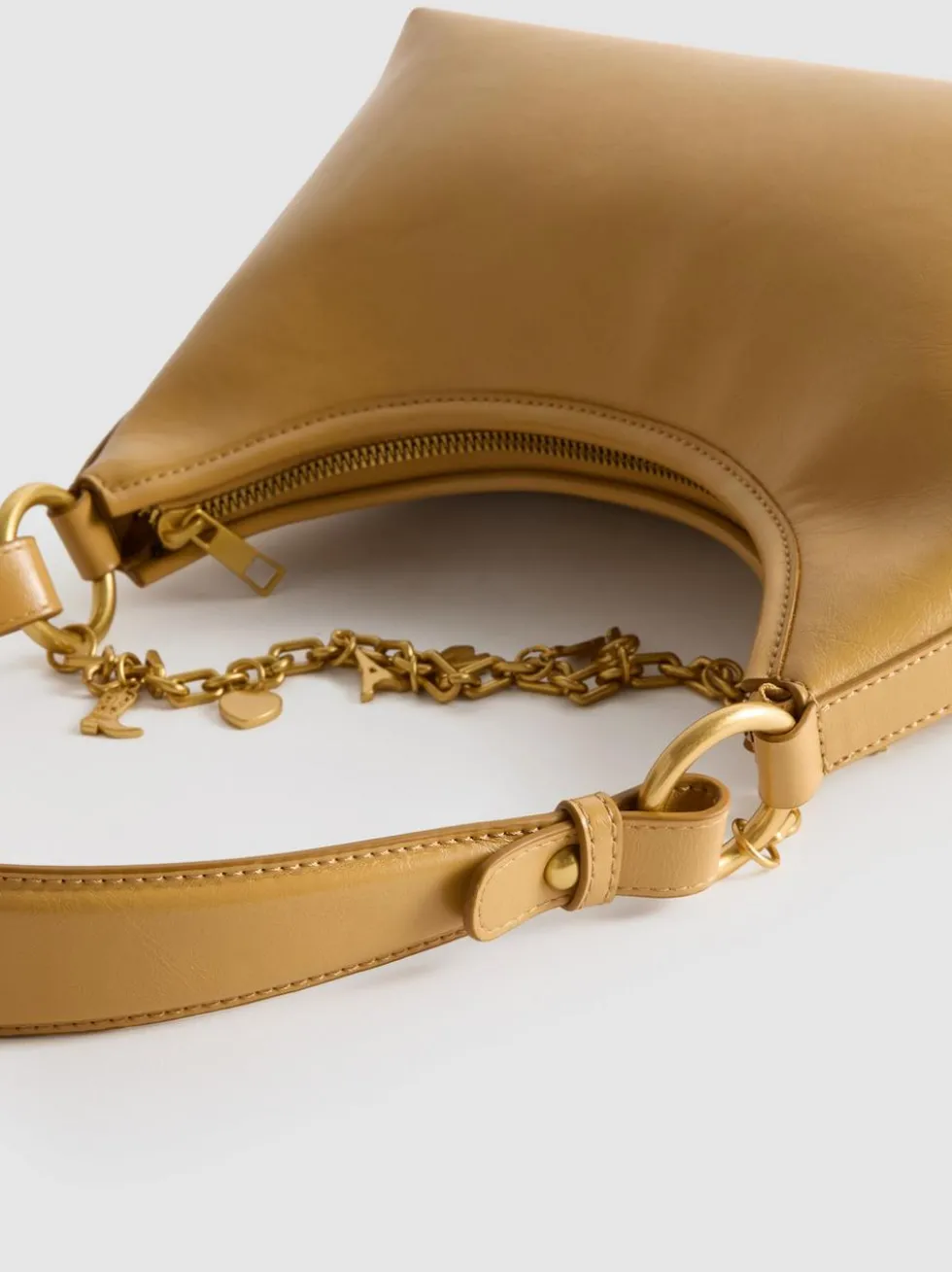 Schultertasche mit Anhängern