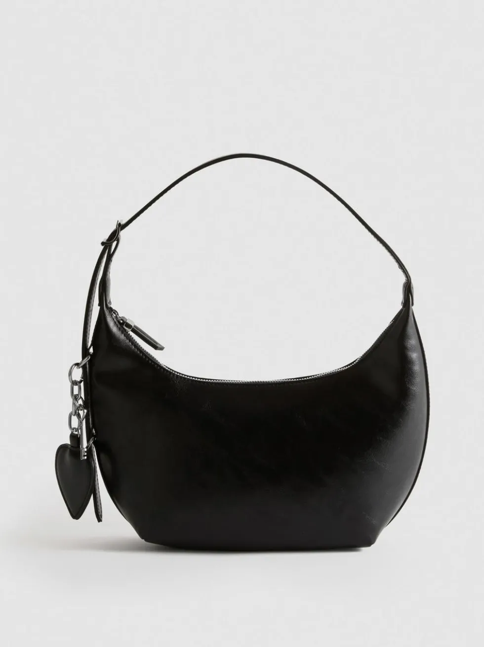 Schultertasche mit Herzanhänger