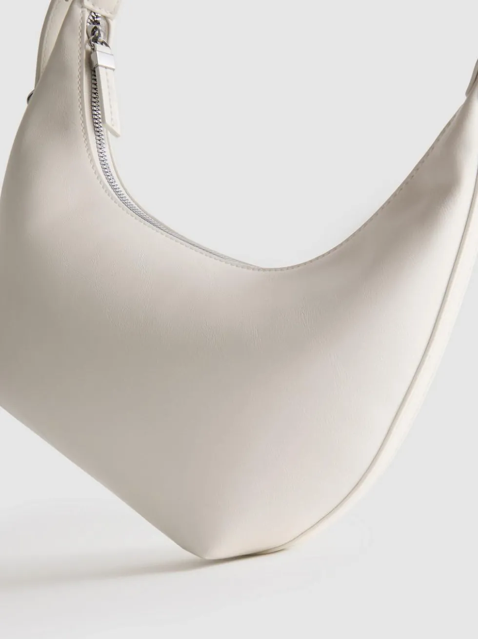 Schultertasche mit Herzanhänger