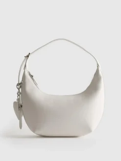 Schultertasche mit Herzanhänger