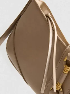 Schultertasche mit Metalldetail