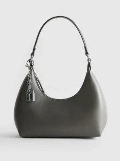 Schultertasche mit Schlossanhänger