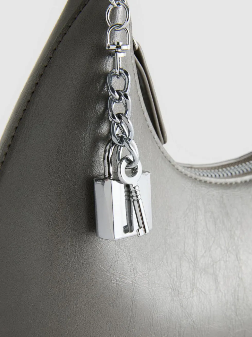 Schultertasche mit Schlossanhänger