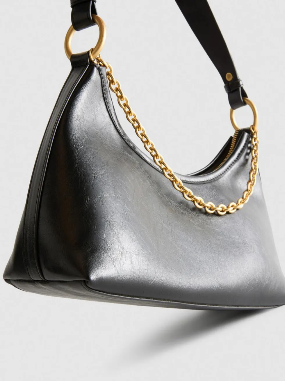 Schultertasche mit Zierkette