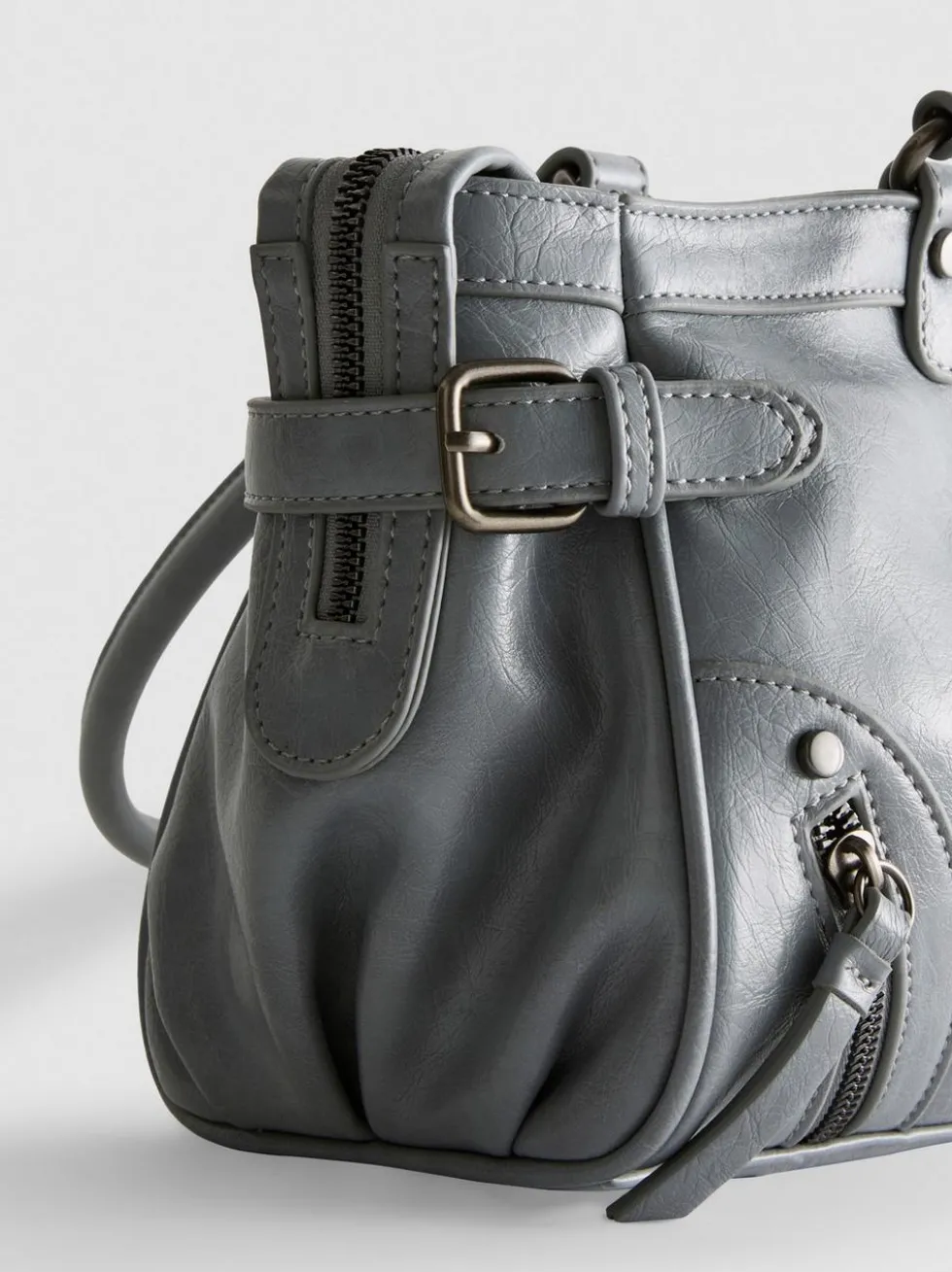 Schultertasche mit Zierschnallen