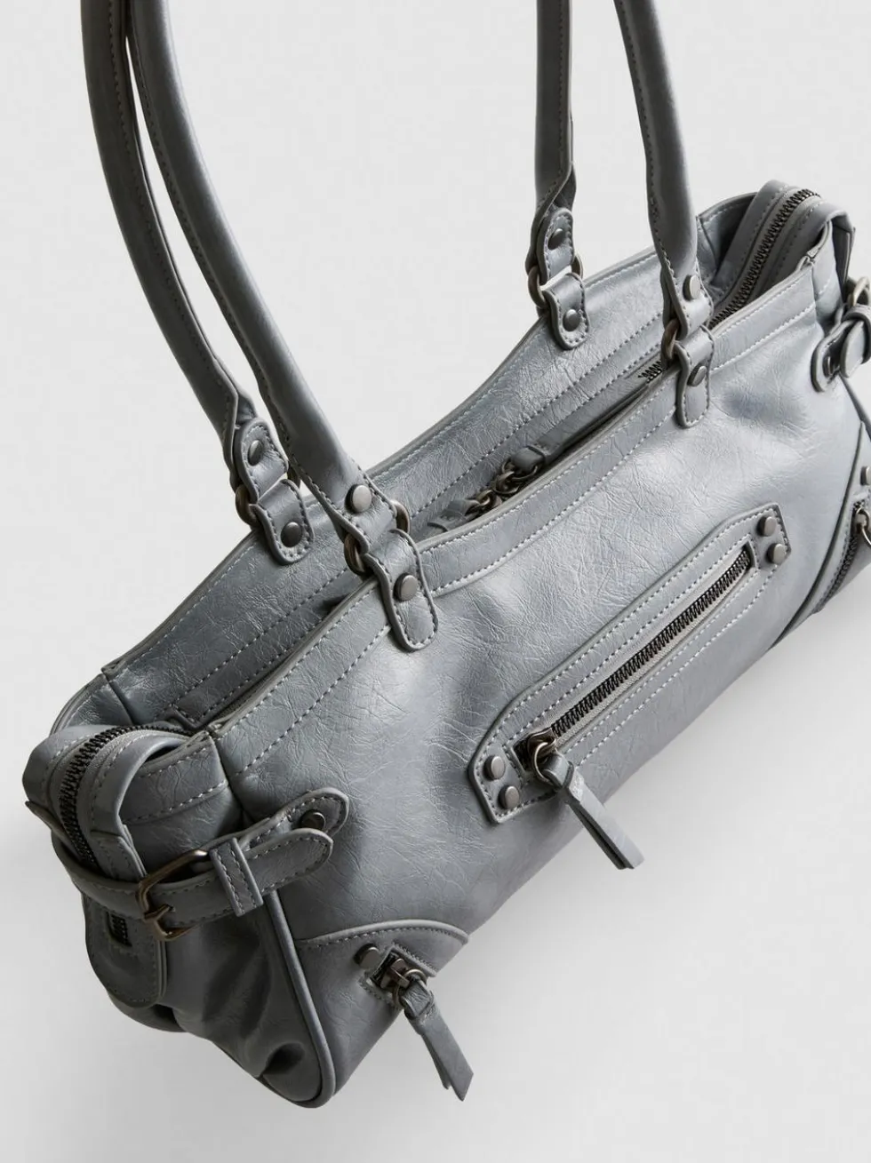 Schultertasche mit Zierschnallen