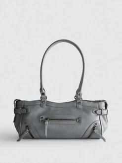 Schultertasche mit Zierschnallen