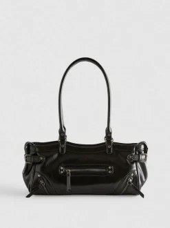 Schultertasche mit Zierschnallen
