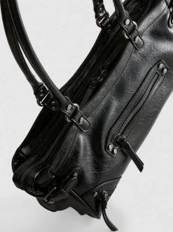 Schultertasche mit Zierschnallen