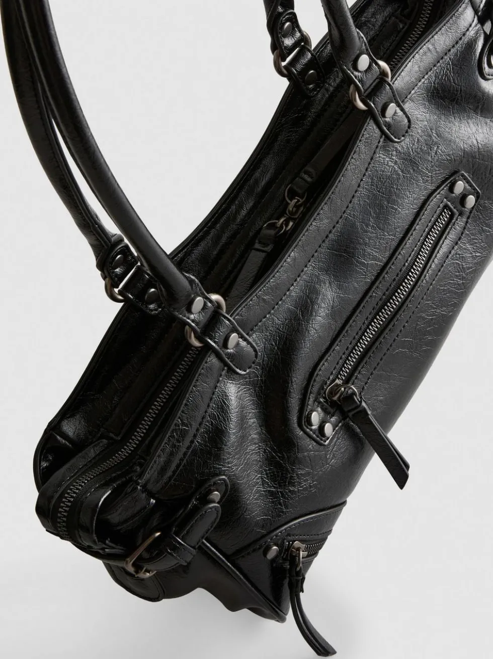 Schultertasche mit Zierschnallen