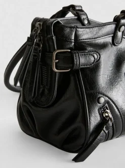 Schultertasche mit Zierschnallen