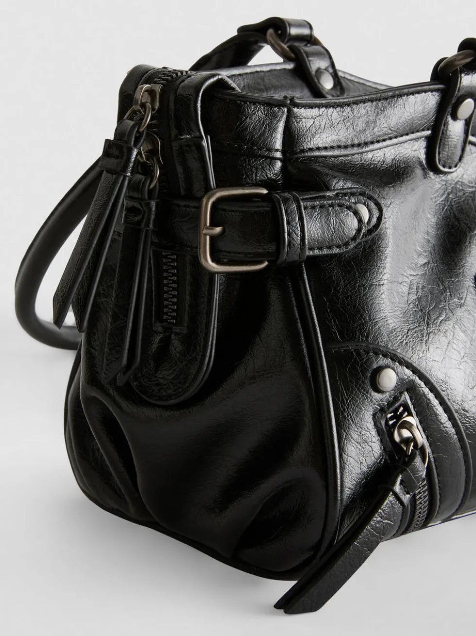 Schultertasche mit Zierschnallen