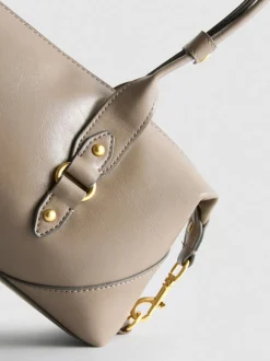 Schultertasche mit Zierschnallen