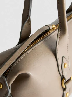 Schultertasche mit Zierschnallen