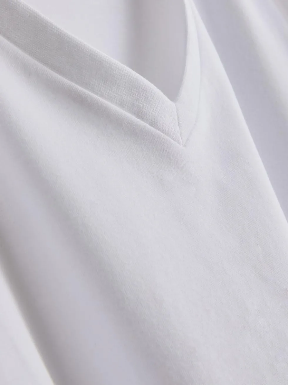 Slim-Fit-T-Shirt mit V-Ausschnitt und Stretchanteil
