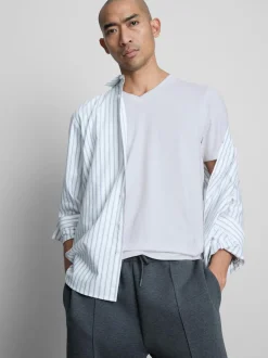 Slim-Fit-T-Shirt mit V-Ausschnitt und Stretchanteil