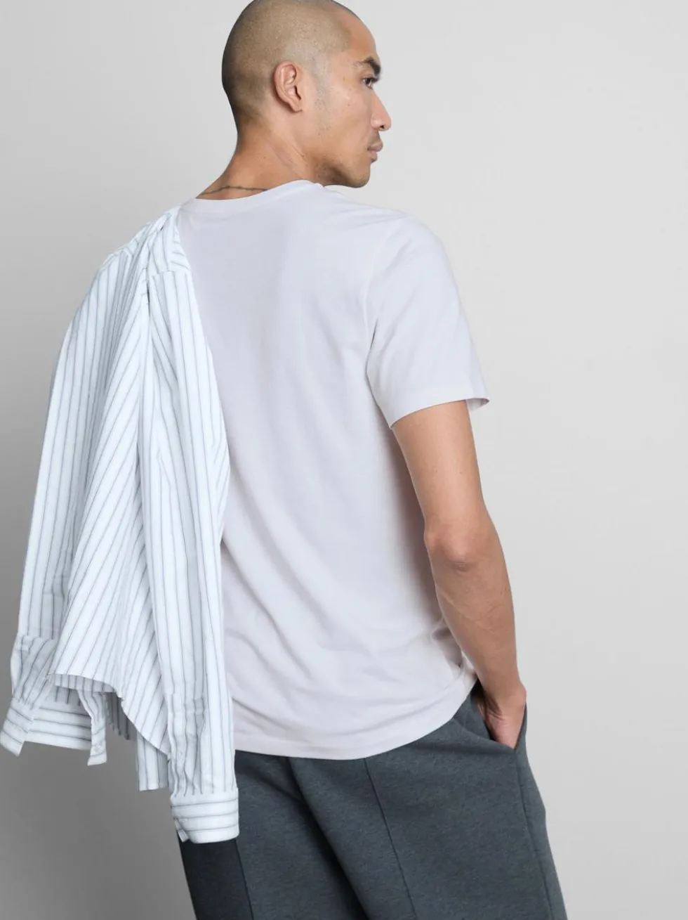 Slim-Fit-T-Shirt mit V-Ausschnitt und Stretchanteil