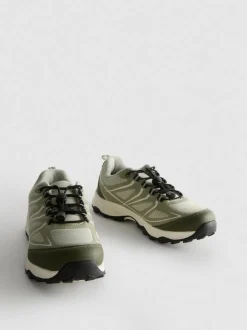 Sneaker mit dicker Sohle und Knebelverschluss