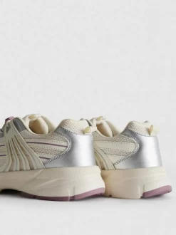 Sneaker mit dicker Sohle und Knebelverschluss