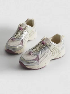 Sneaker mit dicker Sohle und Knebelverschluss