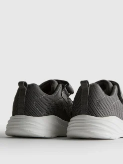 Sneaker mit Klettverschluss