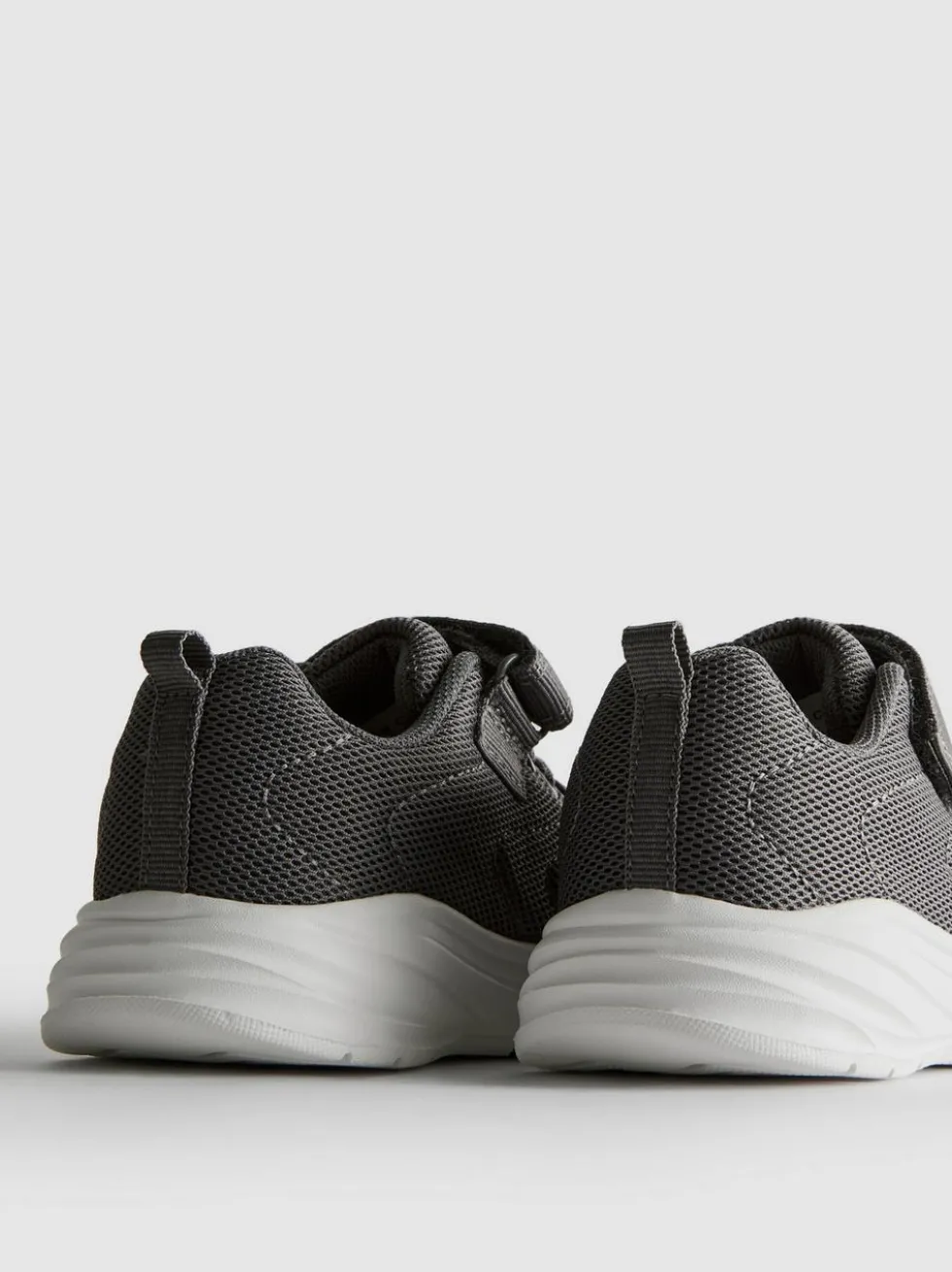 Sneaker mit Klettverschluss