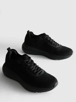 Sneaker mit Schnürsenkeln und Strickoptik