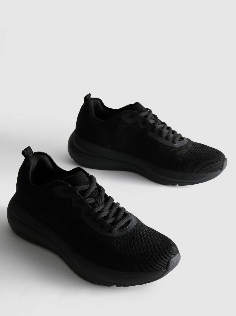Sneaker mit Schnürsenkeln und Strickoptik