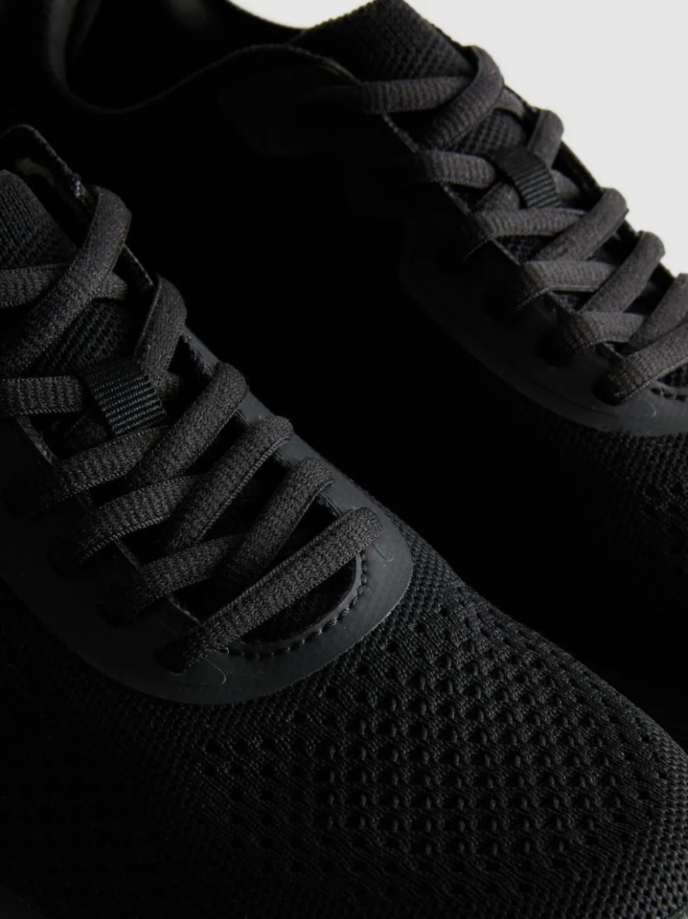 Sneaker mit Schnürsenkeln und Strickoptik