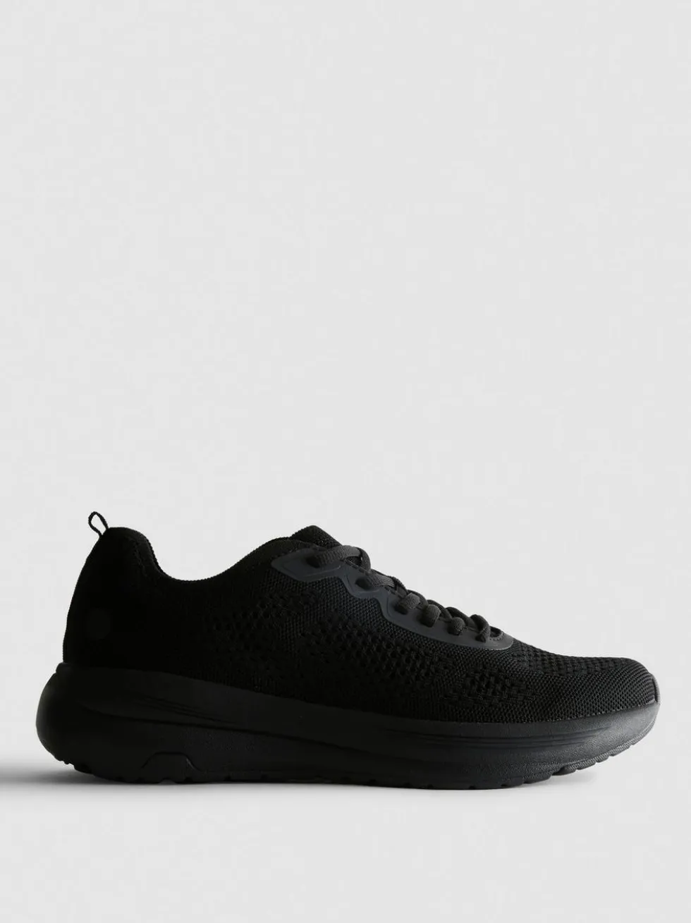 Sneaker mit Schnürsenkeln und Strickoptik